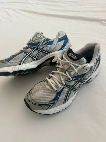 Used White Patriot 3 Running Shoes