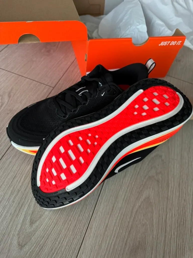 Used Nike Zoom Vomero 18 bike — image 3 of 5
