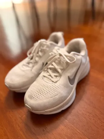Käytetty White Vomero 18 Running Shoes
