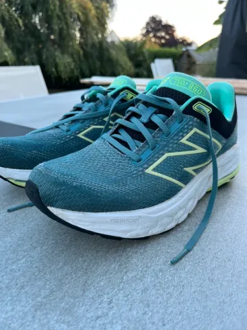 Käytetty New Balance 860 Running Shoes