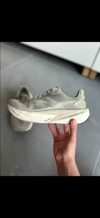 Used New Balance FuelCell Rebel v5 bike — image 2 of 10