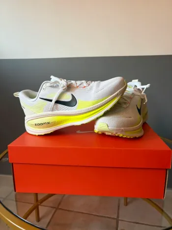Käytetty Nike Vomero 18 Running Shoes