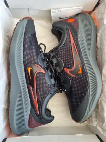 Nike Air Zoom Winflo 8 Shield Running Shoes usato