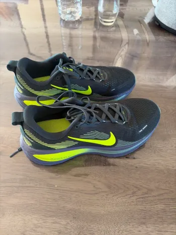 Käytetty Nike Vomero 18 Running Shoes