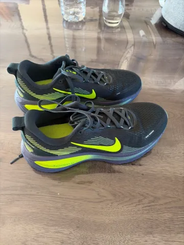 Käytetty Nike Vomero 18 Running Shoes