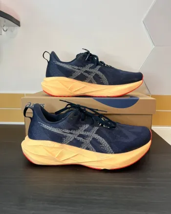 Używany Orange Novablast 5 Running Shoes