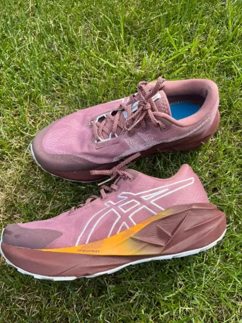 Used Asics Novablast 5 Running Shoes