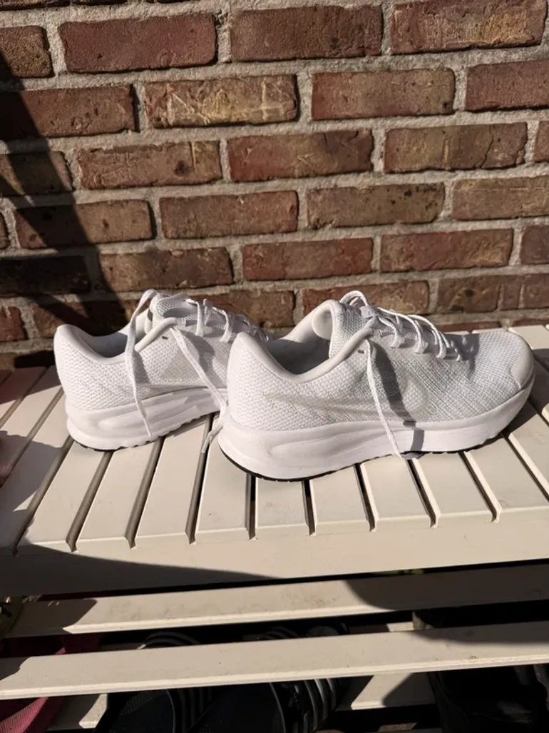 Used Nike Sneakers bike — image 6 of 7