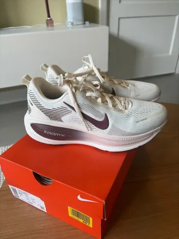 Used Nike Vomero 18 Running Shoes