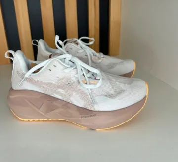 Asics Novablast 5 Running Shoes de segunda mano