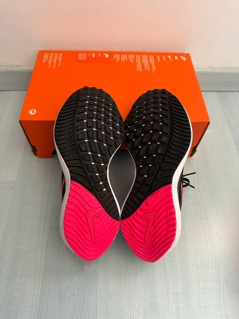 Tweedehands Nike Air Zoom Vomero 16 bike — afbeelding 8 van 10