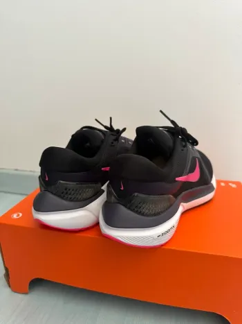 Tweedehands Nike Air Zoom Vomero 16 bike — afbeelding 5 van 10