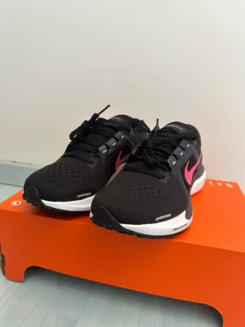 Tweedehands Nike Air Zoom Vomero 16 bike — afbeelding 3 van 10
