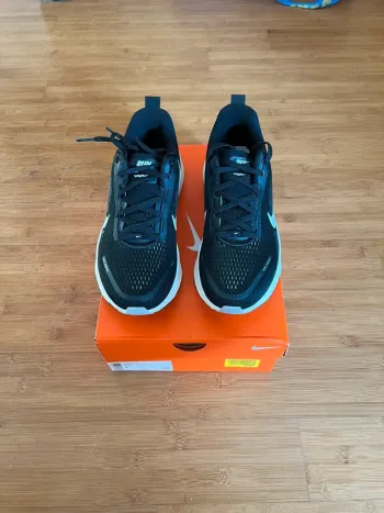 Used White Vomero 18 Running Shoes
