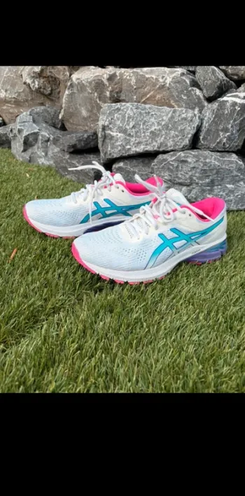 Used Asics GT-2000 v8 Running Shoes