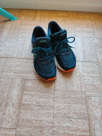 Used Asics Running Shoes bike — image 2 of 8