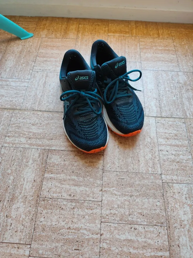 Used Asics Running Shoes bike — image 2 of 8