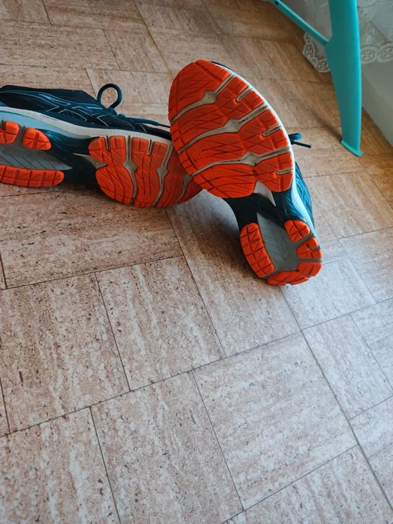 Used Asics Running Shoes bike — image 4 of 8