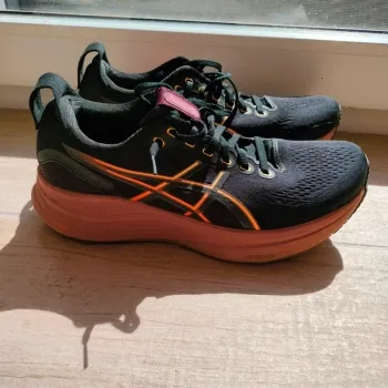 Used Asics Gel-Kayano 32 Running Shoes