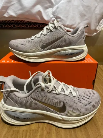 Used Nike Vomero 18 SE Running Shoes