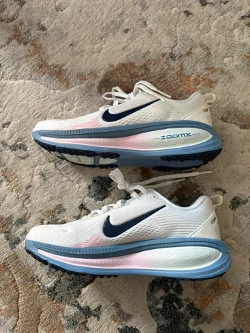 Nike Vomero 18 Running Shoes usato