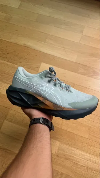 Asics Novoblast 5 TR Running Shoes d'occasion