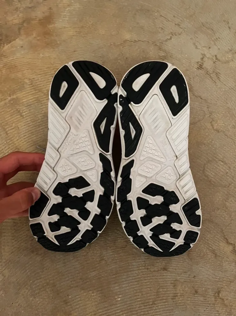 Used Hoka Arahi 6 bike — image 6 of 9