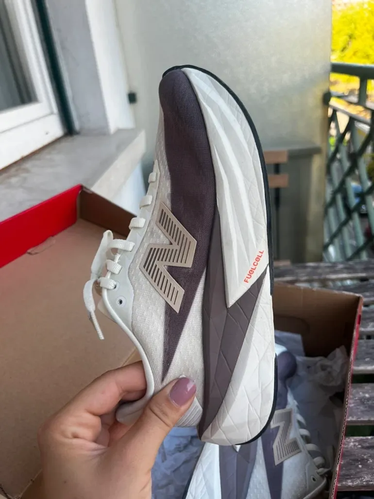 Used New Balance FuelCell Rebel V5 bike — image 2 of 6