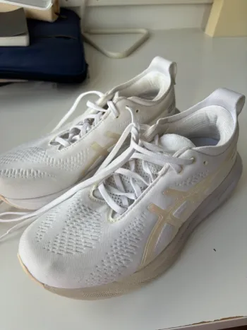 Used Asics Gel Nimbus 25 Running Shoes
