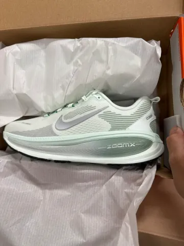 Nike Vomero 18 Running Shoes usato
