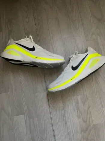 Used White Structure 26 Running Shoes
