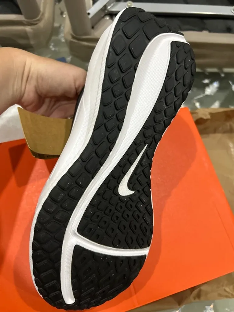 Used Nike Running Shoes bike — image 4 of 7