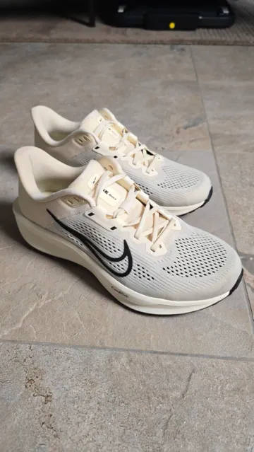 Used Nike Quest 6 Running Shoes