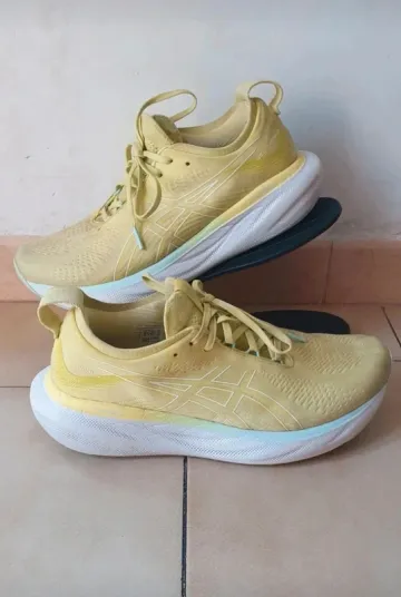 Käytetty Asics Gel Nimbus 25 Running Shoes