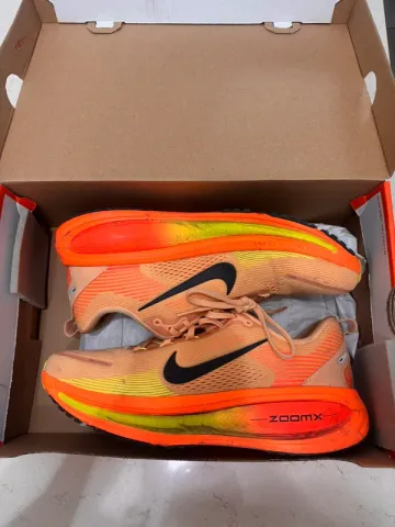 Nike Vomero 18 Running Shoes usato