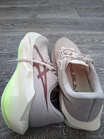 Used Asics Novablast 6 bike — image 2 of 4