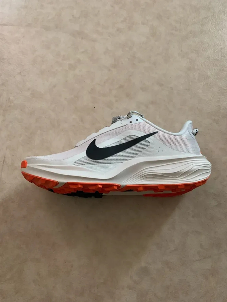 Used Nike Running Shoes bike — image 2 of 9