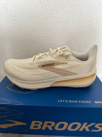 Used Brooks Revel 9 Running Shoes