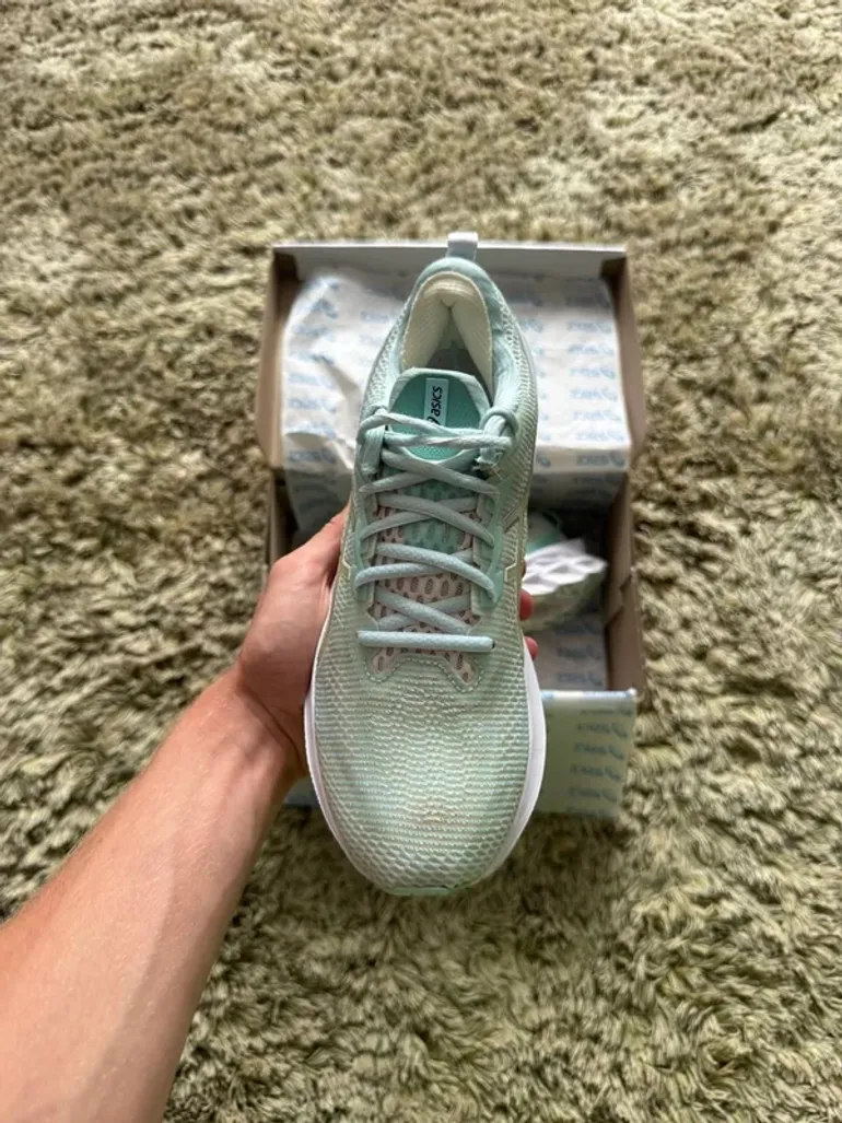 Tweedehands Asics Novablast 2 LE bike — afbeelding 2 van 8