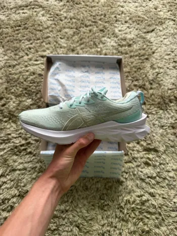 Tweedehands Asics Novablast 2 LE bike — afbeelding 4 van 8