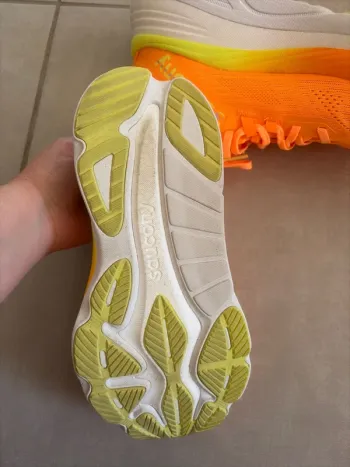 Saucony Hurricane 24 bike d'occasion — image 3 sur 4