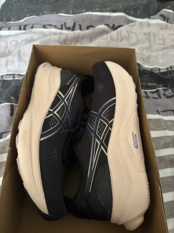 Käytetty Asics Gel Kayano Running Shoes