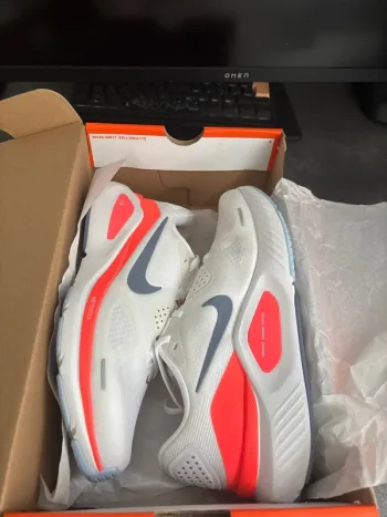 Used Nike Structure 26 Running Shoes