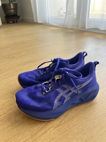 Asics Novablast 5 bike d'occasion — image 2 sur 5
