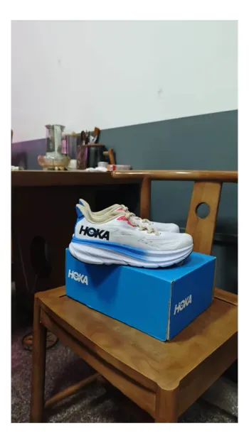 Used Hoka Clifton 9 Running Shoes