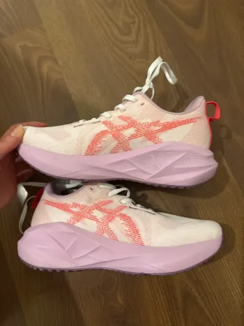 Käytetty Asics Novablast 5 Running Shoes
