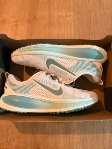 Used Nike Vomero 18 Running Shoes