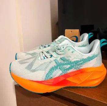 Käytetty Asics Novablast 5 Running Shoes