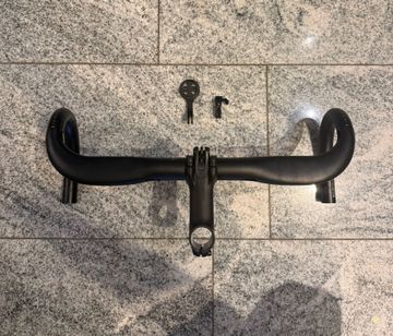 Brugt Bontrager Elite VR-C Road Handlebar and Pro Blendr Stem 2024 Cockpit