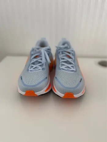 Used Nike Vomero 18 Running Shoes
